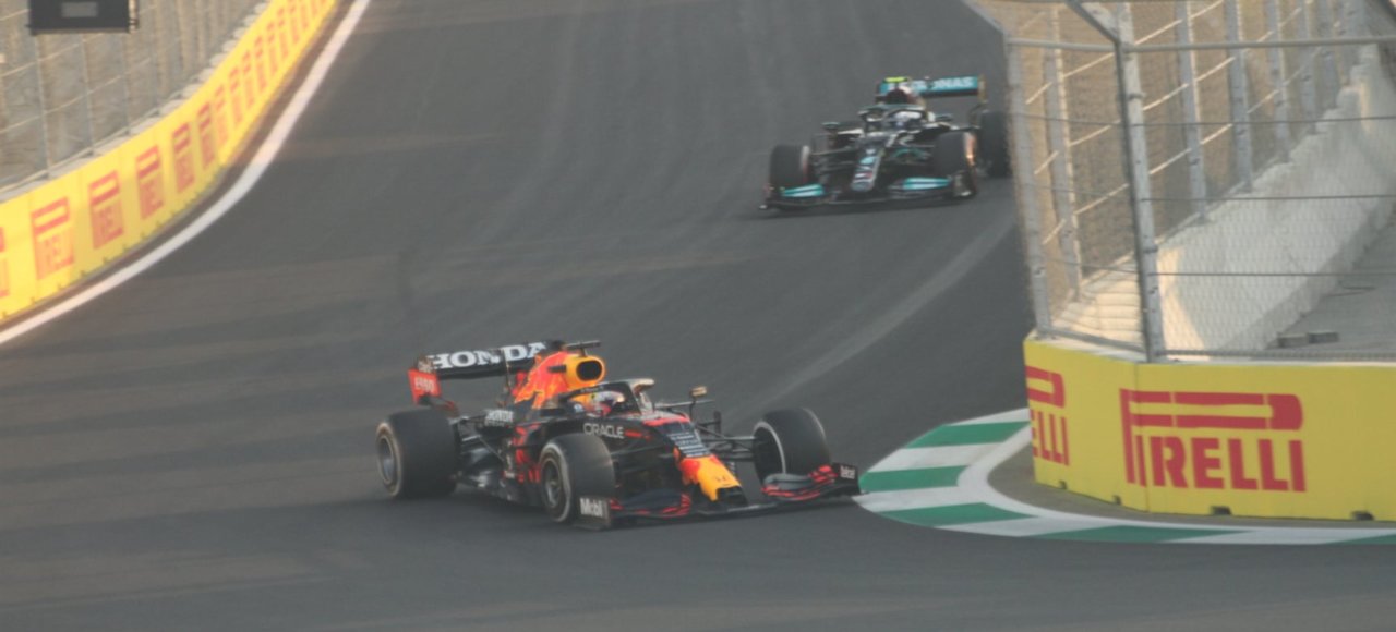 Verstappen mène la course devant Hamilton