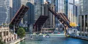 les ponts s'ouvrent sur la rivière de Chicago