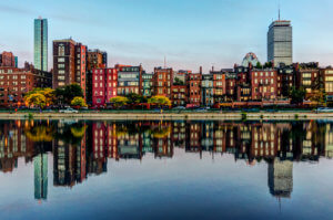 Des bâtiments de la vile de Boston se reflètent dans l'eau