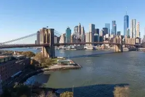 Brooklyn Bridge devant Manhattan