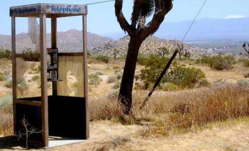 Cabine de téléphone dans un désert des Etats-Unis