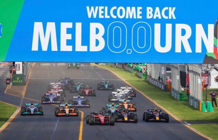 Des formule 1 prennent le départ d'une course sous le panneau Melbourne