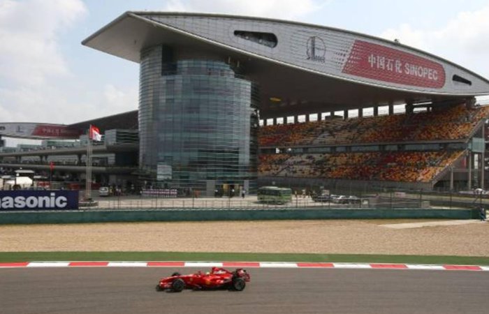 Une voiture formule 1 rouge sur un circuit en Chine