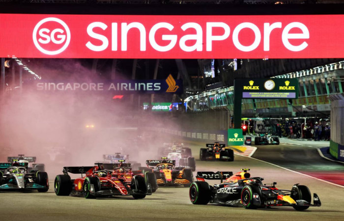 Le peloton de formule 1 s'élance sous la pancarte Singapour