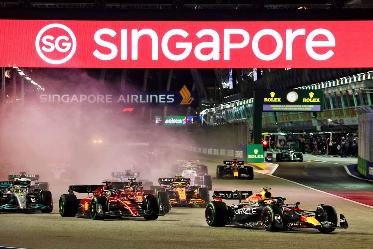 Le peloton de formule 1 s'élance sous la pancarte Singapour