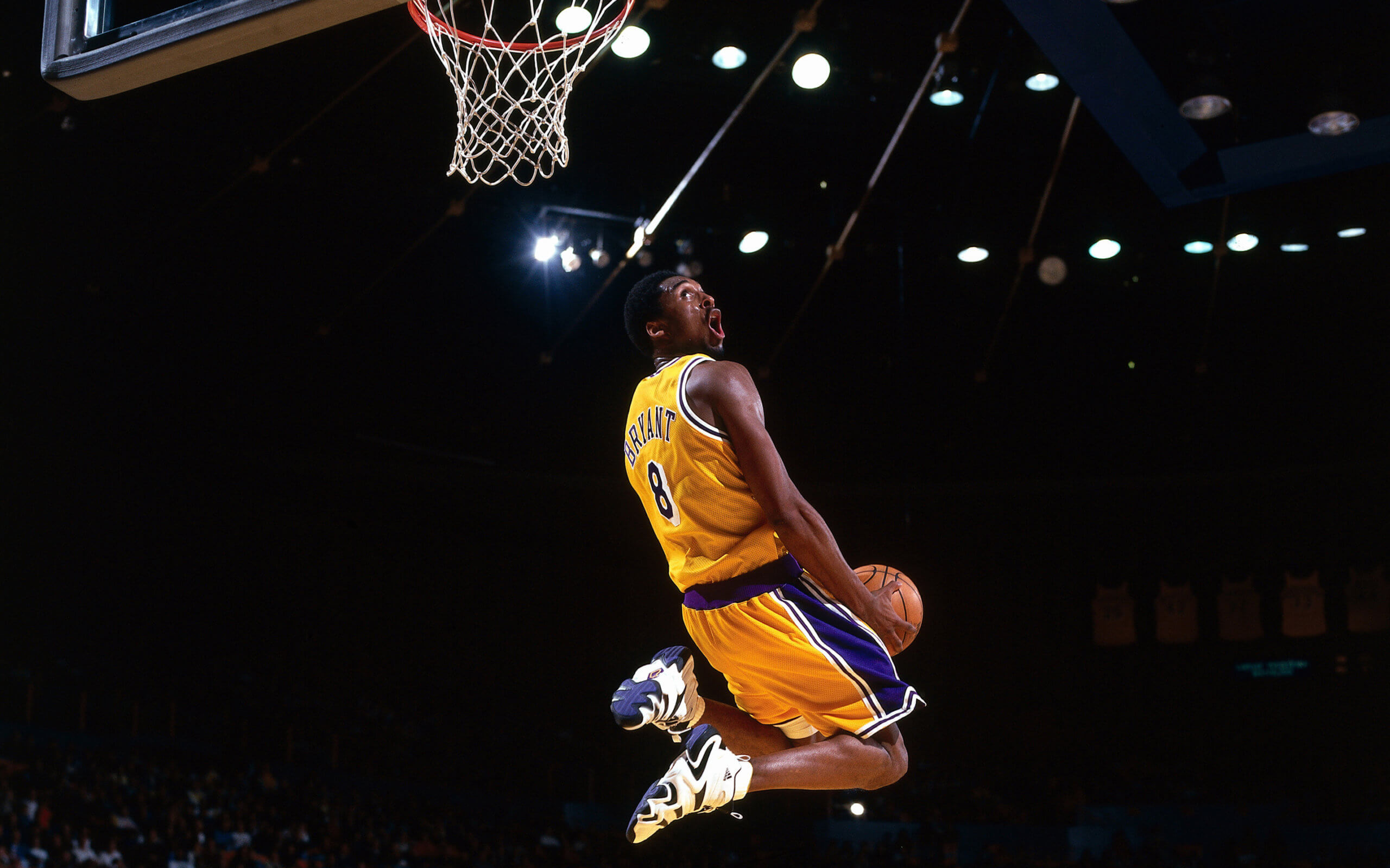 Kobe Bryant dunk en NBA avec le maillot des Lakers