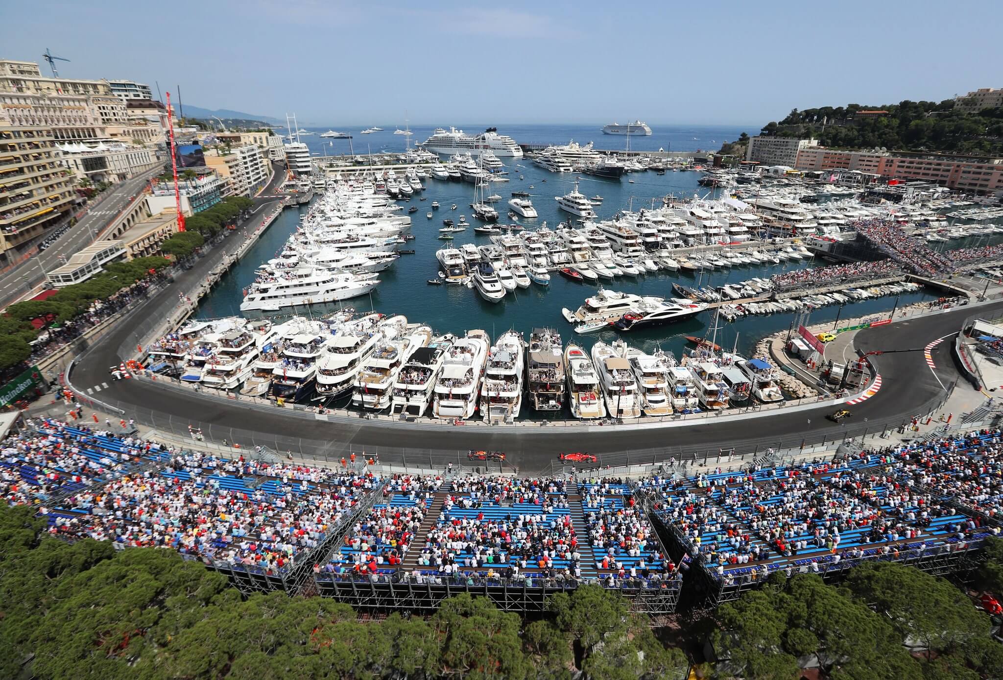 Une tribune sur le grand prix de formule 1 de Monaco en bord de mer