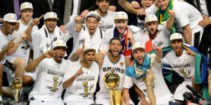 l'équipe des San Antonio Spurs fête le titre de champion NBA avec la coupe