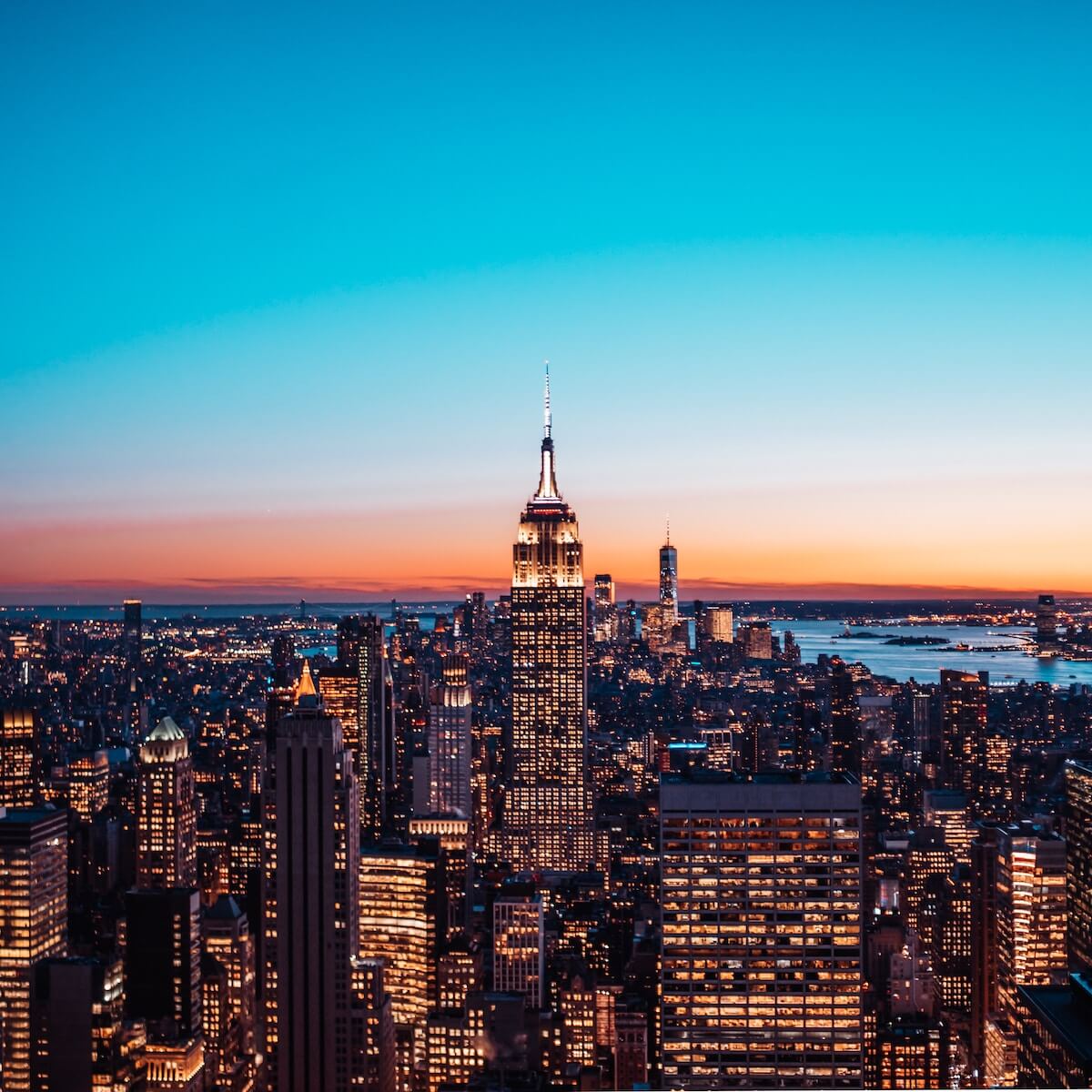 vue aérienne des bâtiments de la ville de New York pendant la nuit
