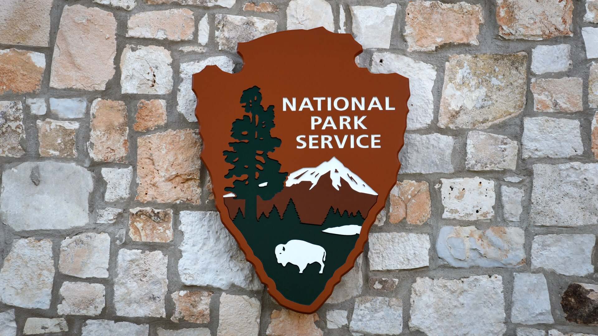 logo du national park des services sur un mur en pierre