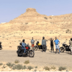 Un groupe de motard dans le désert