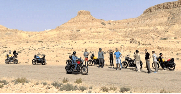 Un groupe de motard dans le désert